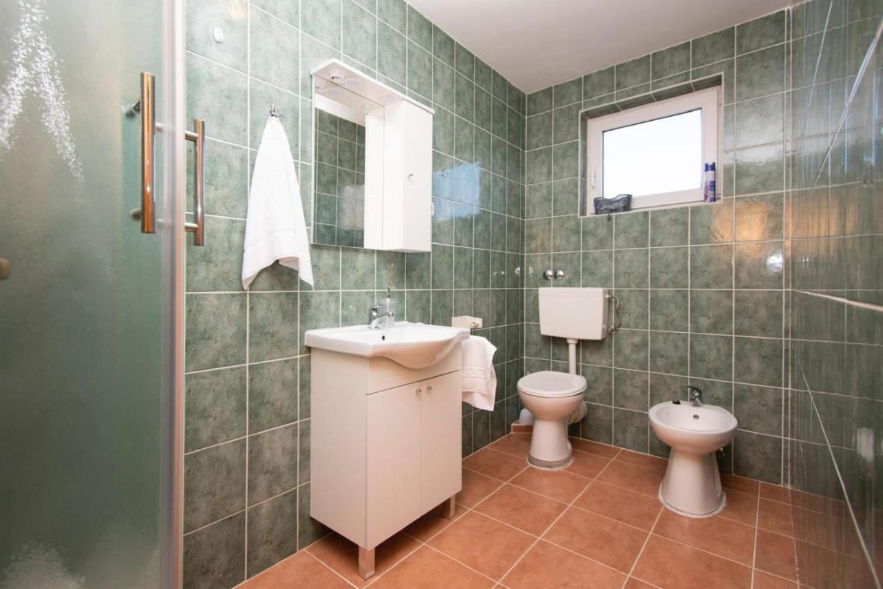 Family Holiday Apartments Lucia Водице Екстериор снимка