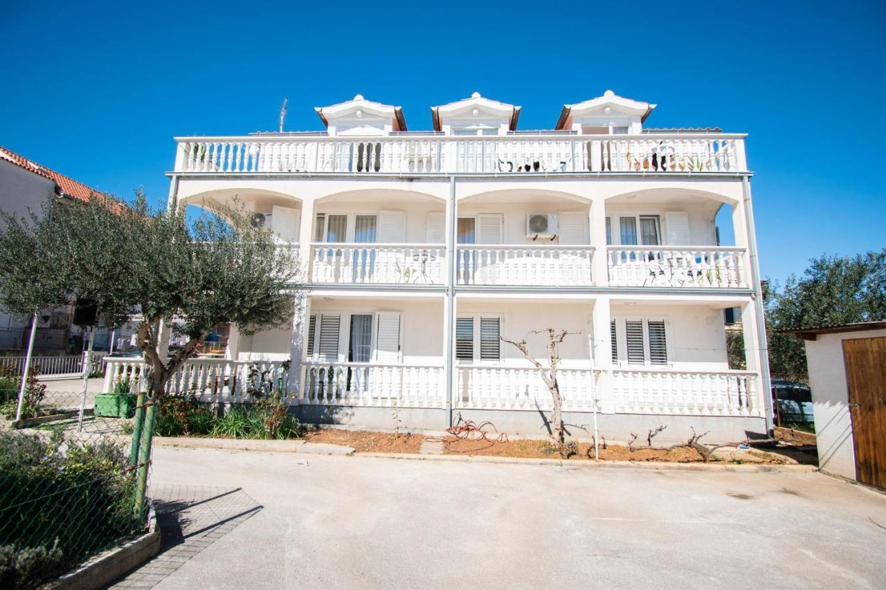 Family Holiday Apartments Lucia Водице Екстериор снимка