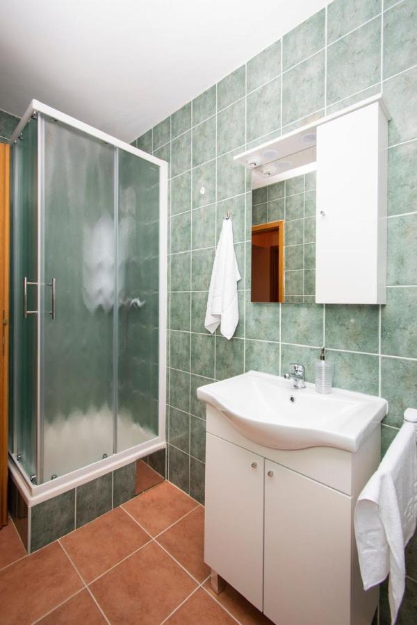 Family Holiday Apartments Lucia Водице Екстериор снимка