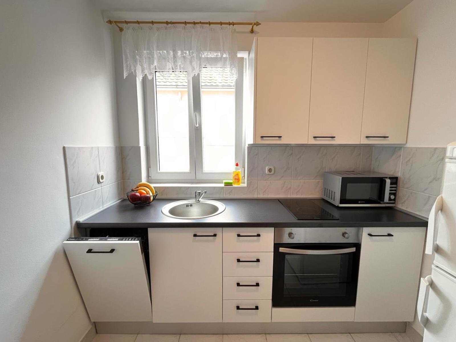 Family Holiday Apartments Lucia Водице Екстериор снимка
