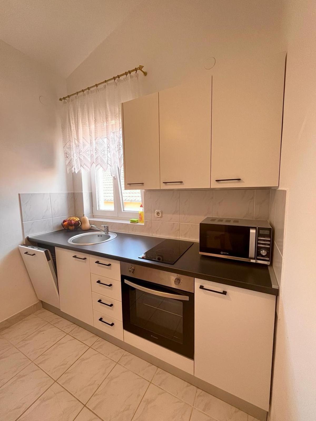 Family Holiday Apartments Lucia Водице Екстериор снимка