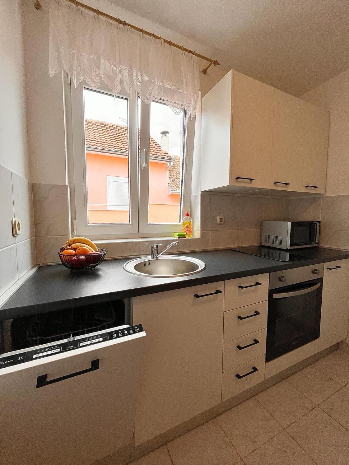 Family Holiday Apartments Lucia Водице Екстериор снимка